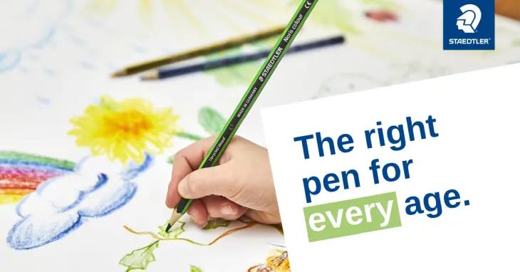 ine Kinderhand malt mit einem Buntstift von STAEDTLER ein Bild, daneben steht der Text „The right pen for every age“