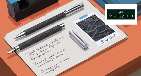 Ein Füller und ein Kugelschreiber von Faber-Castell liegen auf einem aufgeschlagenen Notizbuch. Rechts oben ist das Logo von Faber-Castell abgebildet.