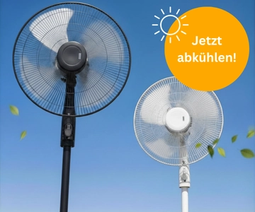 Zwei ventilatoren vor blauem Hintergrund.