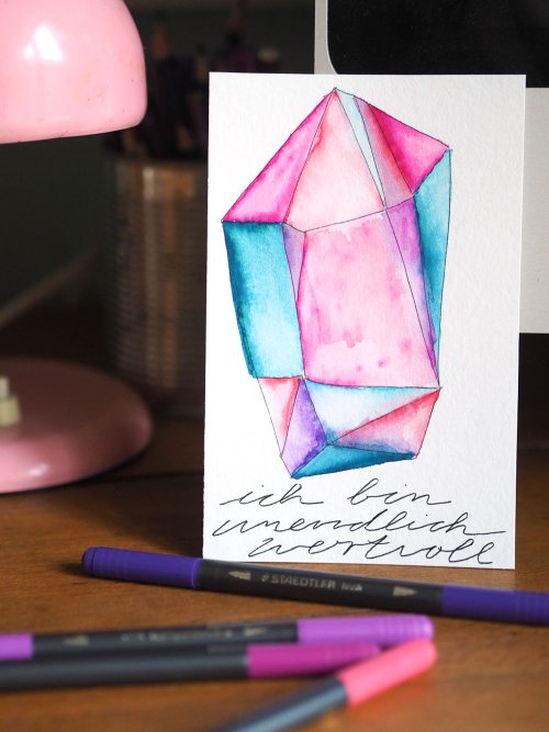 Aquarellkarte mit Motiv eines Diamanten in rosa und blau mit Spruch "ich bin unendlich wertvoll"