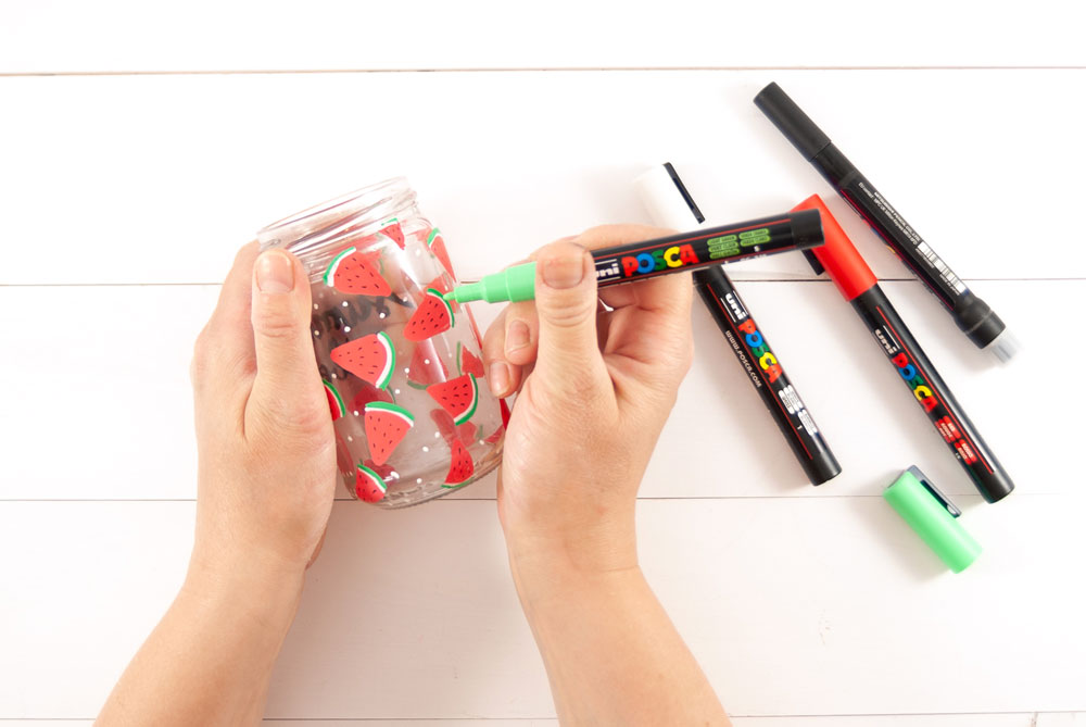 Ein Glas wir mit Melonenmuster verziert.