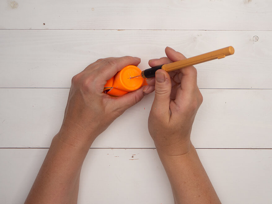 In den Boden der Blüte ein Kreuz einschneiden, durch das die Birne der Lichterkette gesteckt werden kann.