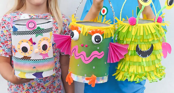 Zwei Grundschulkinder halten selbstgebastelte Laternen in die Kamera. Foto: Johanna Rundel