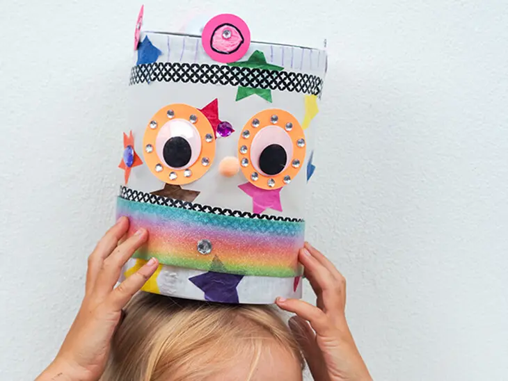 Ein Grundschulkind hält seine, aus Material von HEYDA und KNORR prandell selbstgebastelte, Laterne über den Kopf. Foto: Johanna Rundel