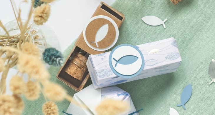 Auf einem Tisch liegt selbstgebastelte Papierdeko von HEYDA passend zu einer Kommunionsfeier