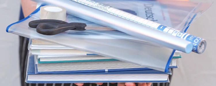 Bücherstapel mit darauf liegender Buchfolie