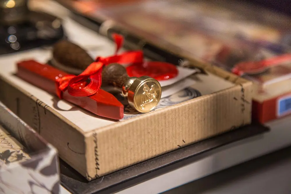 Nahaufnahme eines hochwertigen Siegelstempels mit Wachs bei Zauner in Bad Tölz.