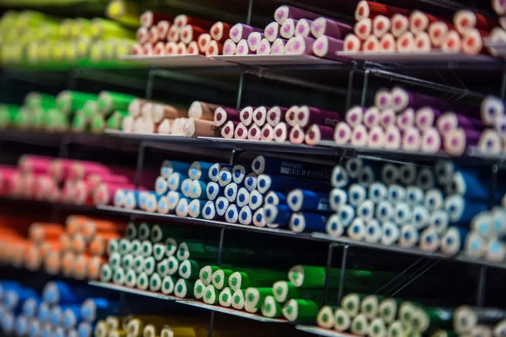 Nahaufnahme eines Regals mit Buntstiften bei Zauner in Bad Tölz.