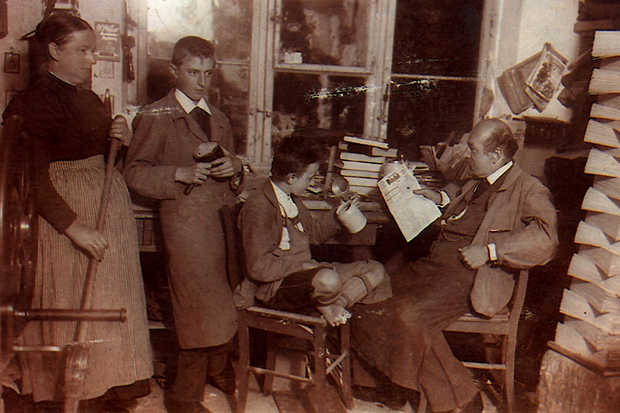 Ein Foto der Firmengründer von Zauner mit Familie in der Buchbinderwerkstatt um 1880.