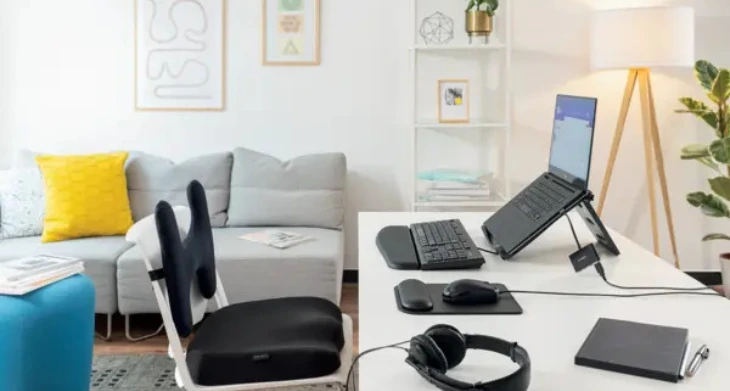 Ergonomischer Homeoffice-Arbeitsplatz mit Laptopständer und Sitzkissen.