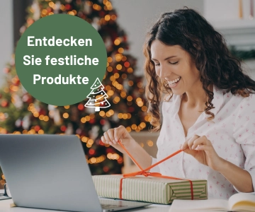 Person packt an Schreibtisch Geschenk aus